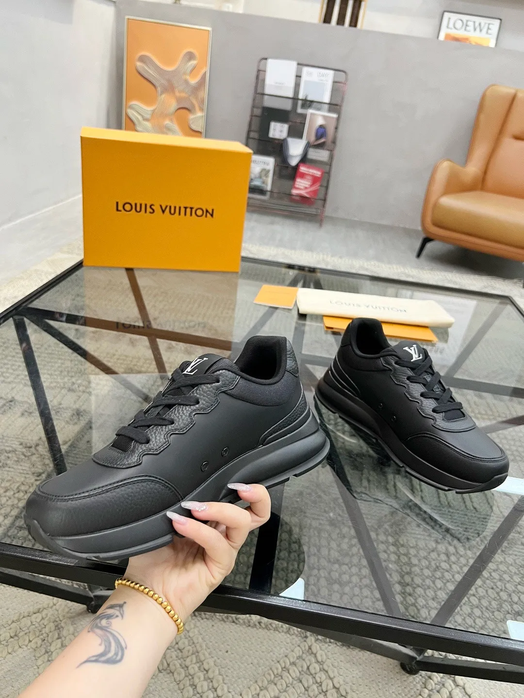 Factory price: 460💰Lv🔍Top purchasing agent🇮🇹 Road The most popular sports shoes for street men are available at the same counter. The uppers are imported cowhide fabrics from Italy, high-quality spliced colorful and complex handicrafts, imported comfortable mesh linings, soles: original soles specially provided by the original factory, T men's men's shoes 💰U foam exclusive movable molded soles are super comfortable, original factory and single goods, 🔍🔍high quality, you can enter and exit the counter at will, welcome to compare, code number 38-44, (45 customized)